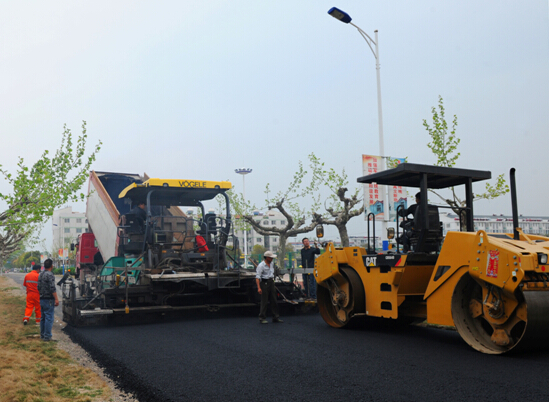 農場對場部部分路面進行瀝青鋪設.jpg